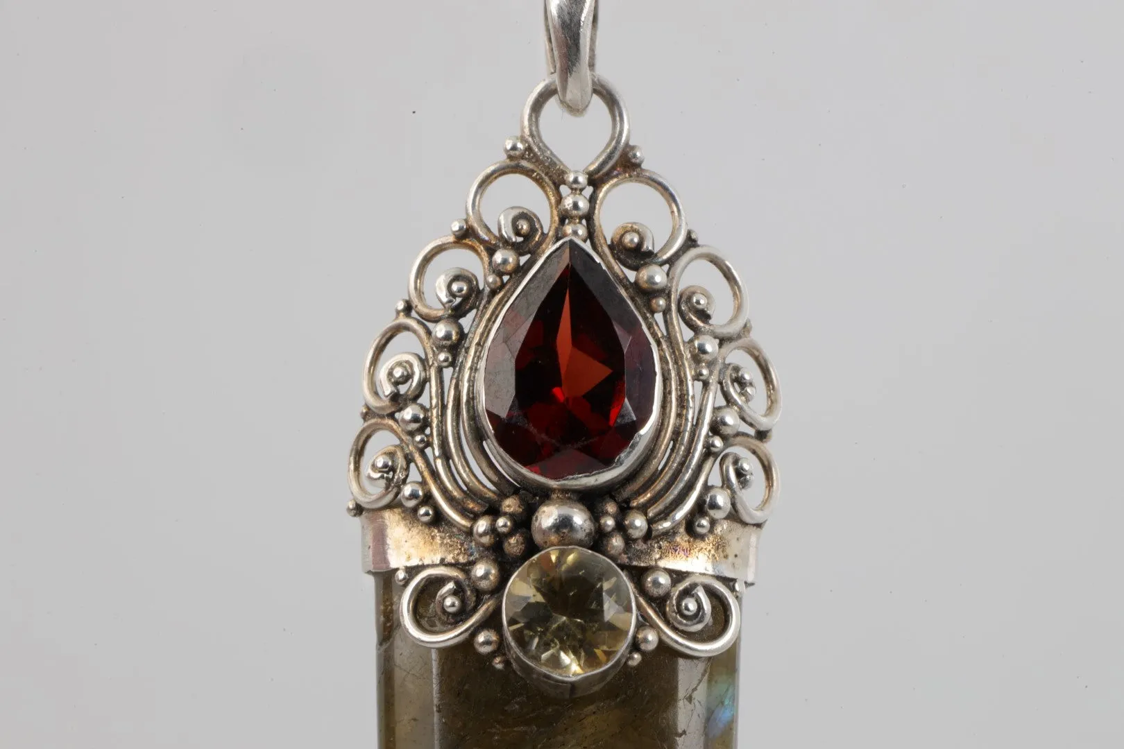 30" 925 Silver 28.65tcw Labradorite 2.08tcw Garnet Necklace (13.34g.)