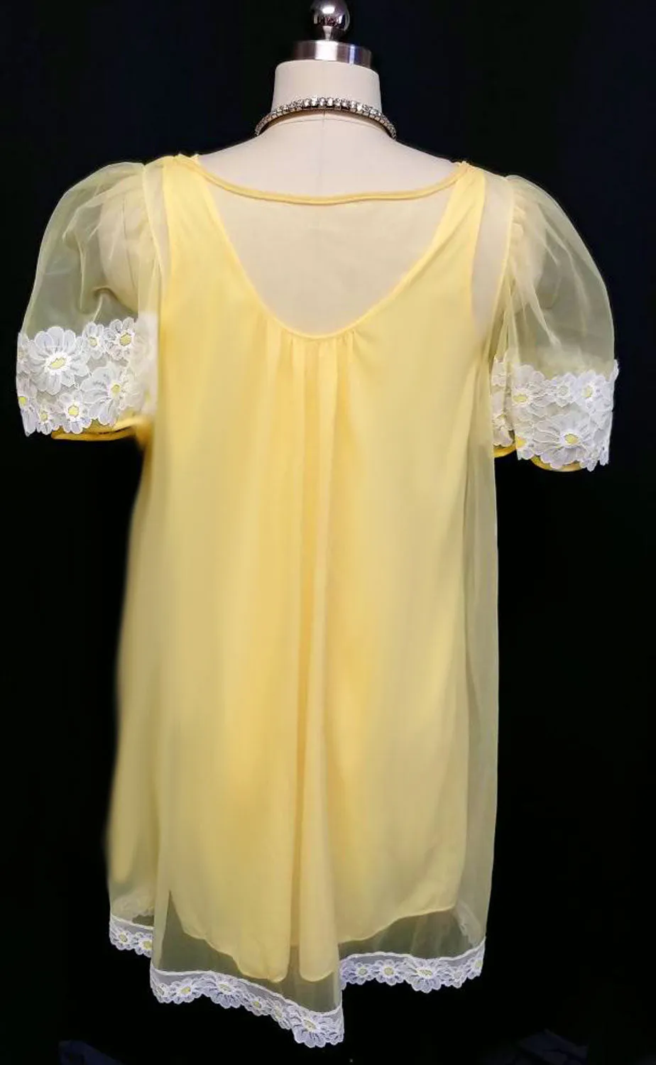 *VINTAGE PILLOWTEX DAISY NIGHTGOWN & PEIGNOIR SET IN LEMON MERINGUE